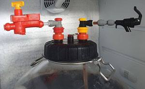 Красные крышки с фитингом Ball Lock, газовый коннектор и шпунт аппарат Красные крышки с фитингом Ball Lock, газовый коннектор и шпунт аппарат